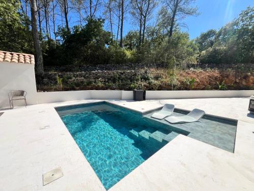 Swimmingpoolen hos eller tæt på Villa Roucas