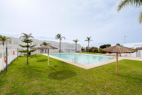 Casa Rosado Preciosa Casa con 60m de jardín privado en la mejor zona de Conil Selecta Costa