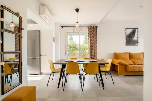 Casa Rosado Preciosa Casa con 60m de jardín privado en la mejor zona de Conil Selecta Costa