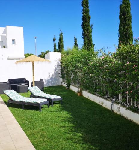 Casa Rosado Preciosa Casa con 60m de jardín privado en la mejor zona de Conil Selecta Costa