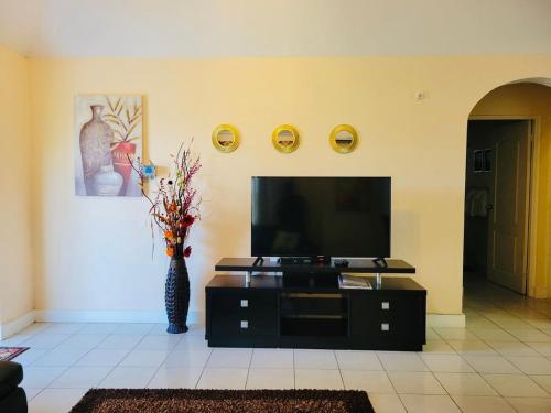 TV a/nebo společenská místnost v ubytování Jevico's Cozy Villa