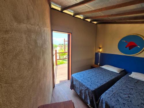 Un dormitorio con dos camas y una gran ventana. en Hostel Macapa'-KiteAliCori, en Luís Correia