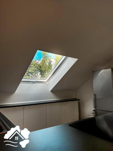 Un tragaluz en una cocina con una casa sobre una mesa. en Dreiländer Blick Apartments, en Lörrach