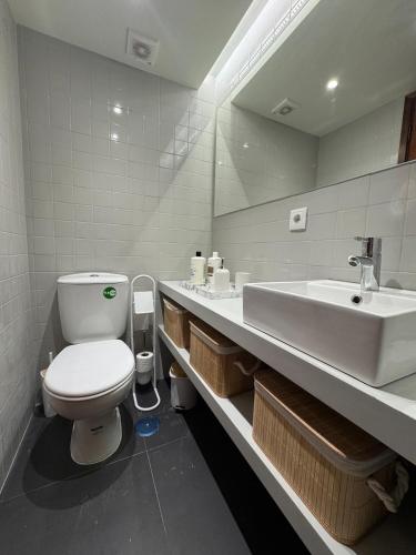 een badkamer met toilet en wastafel bij Casa da Música Apartment in Porto