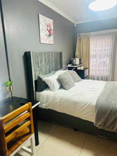 Ein Bett oder Betten in einem Zimmer der Unterkunft SerenityStay 37 on Zebra