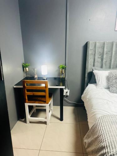 Ein Bett oder Betten in einem Zimmer der Unterkunft SerenityStay 37 on Zebra