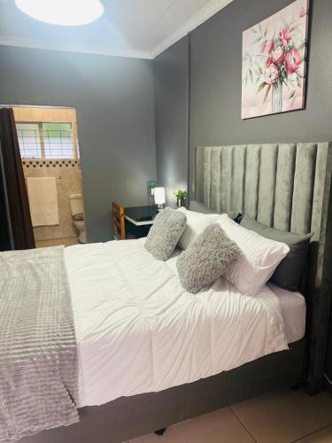 Ein Bett oder Betten in einem Zimmer der Unterkunft SerenityStay 37 on Zebra