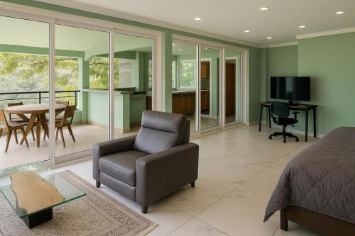 Televisyen dan/atau pusat hiburan di South Shore Villa Armonia Luxury Boutique