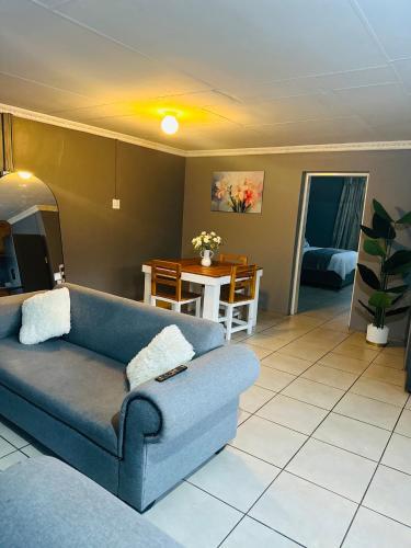 Ein Sitzbereich in der Unterkunft SerenityStay 37 on Zebra
