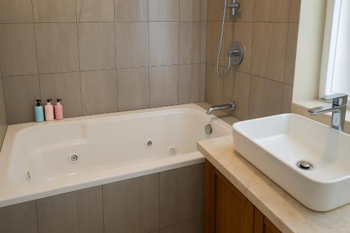 Bilik mandi di South Shore Villa Armonia Luxury Boutique