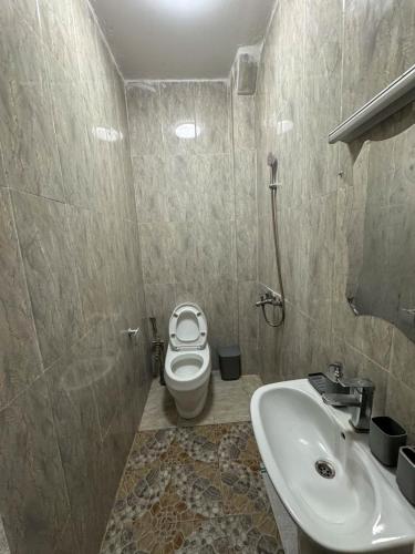 Bilik mandi di Oasis Dakar