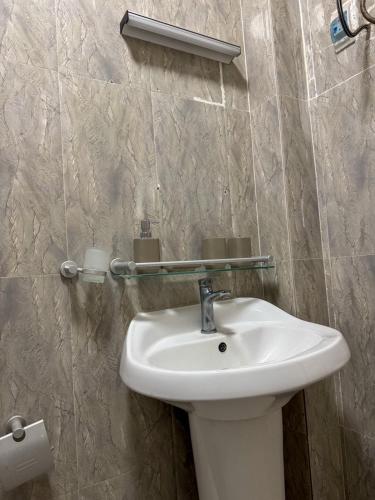 Bilik mandi di Oasis Dakar