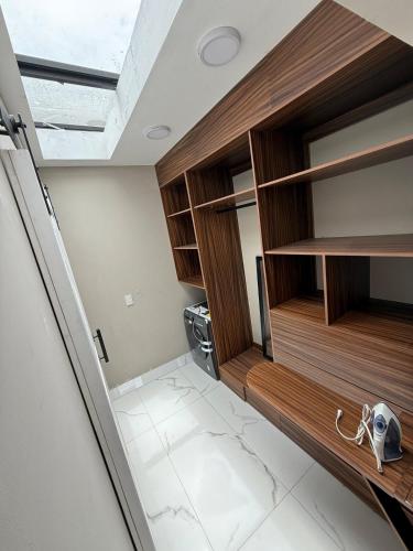a room with a room with wooden shelves and a window at Caza Mía, ideal for 6 guests in Acolman de Netzahualcóyotl