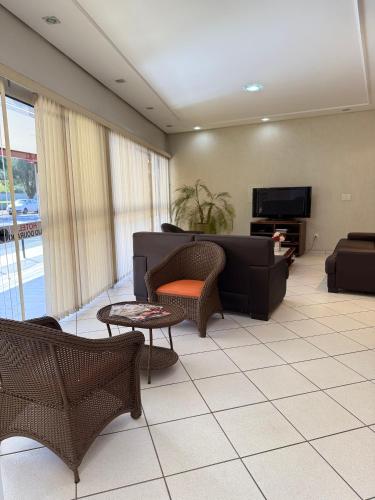 Μια τηλεόραση ή/και κέντρο ψυχαγωγίας στο Hotel Ideal Beltrão