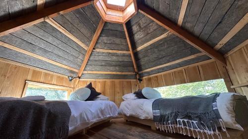 Postel nebo postele na pokoji v ubytování Cabin Arroyo el Bosque, Villa Cerro Castillo, Aysen