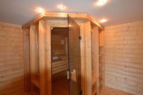 Una sauna con paredes de madera y una puerta de cristal. en Haus Abendsonne, en Stadt Wehlen
