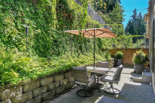 einen Tisch mit einem Regenschirm neben einer Wand in der Unterkunft Luxury Home In Bothell's Spirit Ridge in Bothell