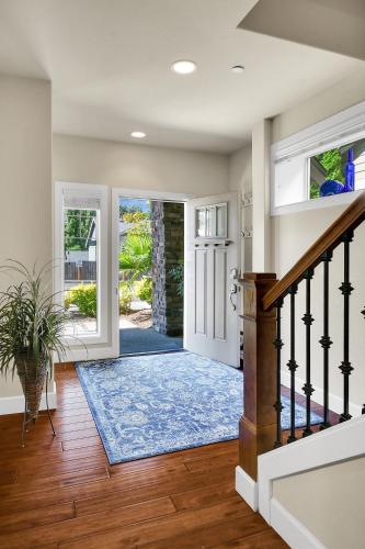 aoyer with a staircase and a door with a rug at Luxury Home In Bothell's Spirit Ridge in Bothell