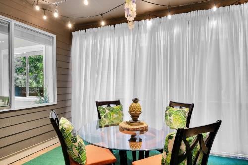 a dining room with a glass table and chairs at Luxury Home In Bothell's Spirit Ridge in Bothell