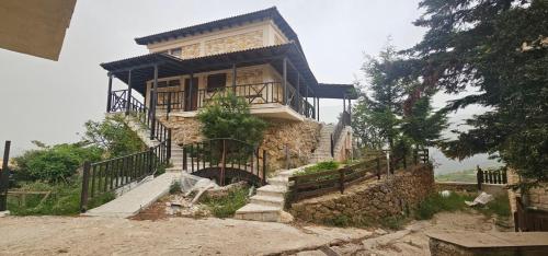 Το κτήριο όπου στεγάζεται  το διαμέρισμα
