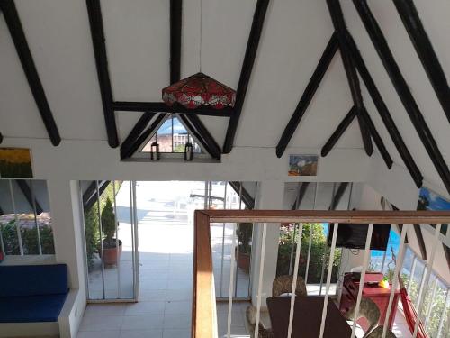 a living room with a ceiling with beams at Melgar Casa Piedras del Agua in Estación El Salto