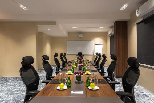 a conference room with a long table and chairs at فندق فيو الشاطي - Beach View Hotel in Dammam