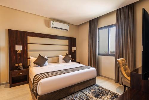 a hotel room with a bed and a window at فندق فيو الشاطي - Beach View Hotel in Dammam