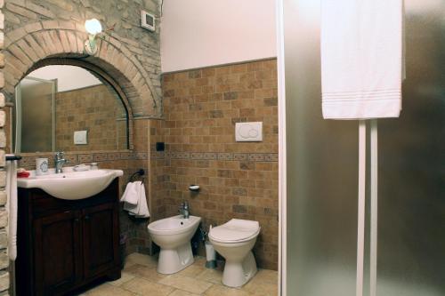 Vonios kambarys apgyvendinimo įstaigoje Il Casale della Quercia