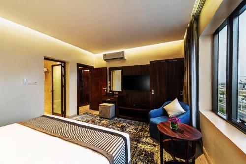 a hotel room with a bed and a chair at فندق فيو الشاطي - Beach View Hotel in Dammam