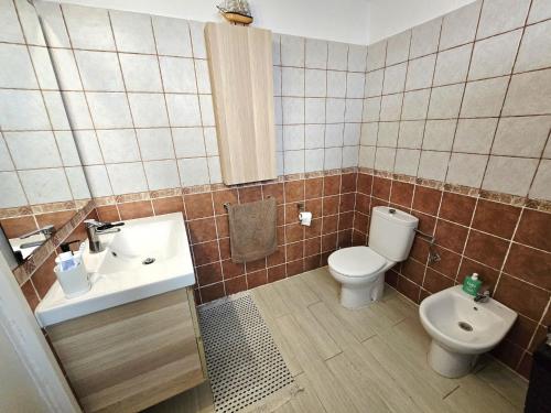 un bagno con un water e un lavandino di Apartamentos Medano - Casa Playa a El Médano
