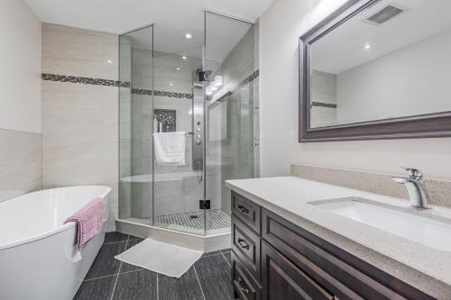Koupelna v ubytování Free Parking! 5BR! Steps to Eaton Center! Downtown Core!