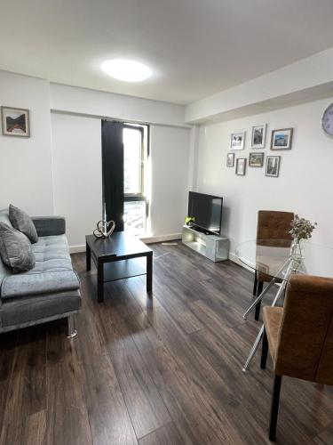 Et tv og/eller underholdning på Cosy Modern 1-Bed Apartment