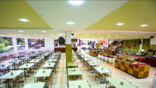 En restaurant eller et andet spisested på Golden Dolphin Grand Hotel