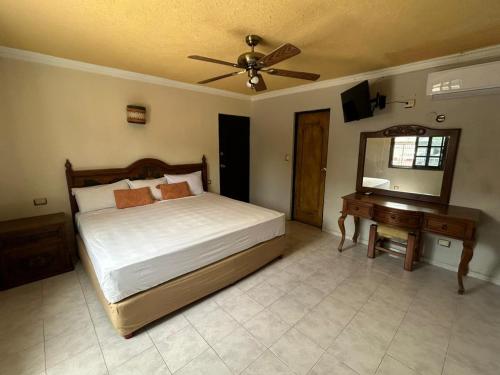 Giường trong phòng chung tại Hotel Casablanca 160