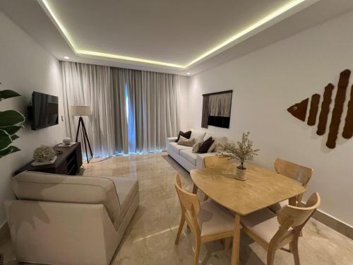 a living room with a couch and a table at Acogedor apartamento en Samaná con vista al mar in La Aguada