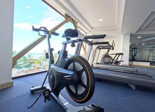 a gym with two exercise bikes in a room at Acogedor apartamento en Samaná con vista al mar in La Aguada