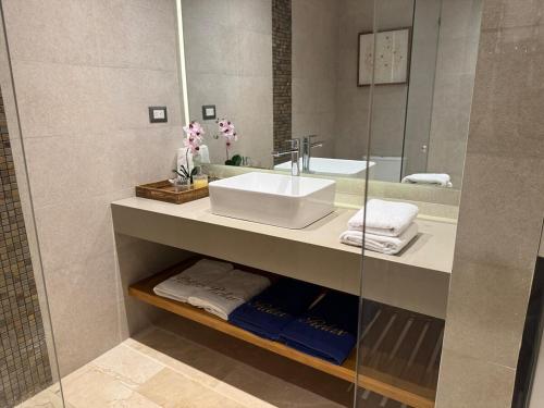 a bathroom with a sink and a mirror at Acogedor apartamento en Samaná con vista al mar in La Aguada