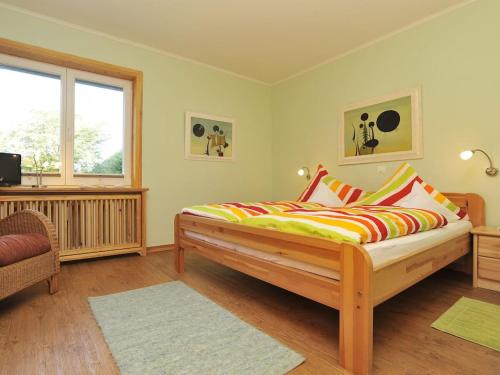 une chambre avec un lit et une fenêtre dans l'établissement Süderhof Apartment 2, à Keitum