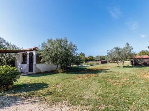 an old house in the middle of a field at in the swimming pool Villa Brioni 2 in Peroj