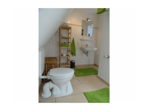 un baño con inodoro y lavabo en Holiday Home Specht, en Neuenkirchen