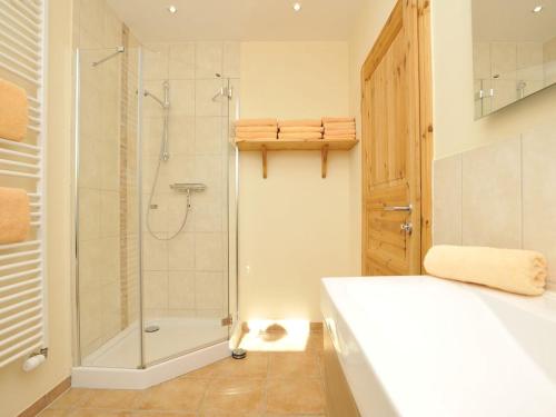 une salle de bain avec une douche, un lavabo et une baignoire dans l'établissement Süderhof Apartment 3, à Keitum