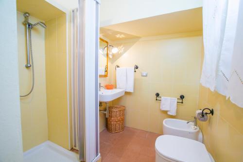 La salle de bains est pourvue de toilettes, d'un lavabo et d'une douche. dans l'établissement Ortigia wifi & park, à Syracuse