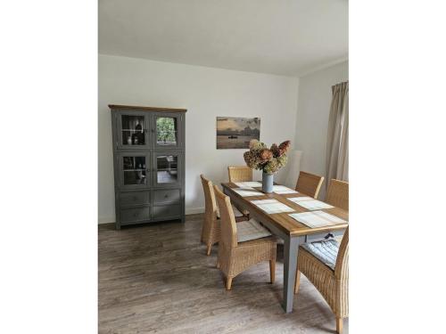 une salle à manger avec une table et des chaises en bois dans l'établissement "House on the Guest", à Dangast