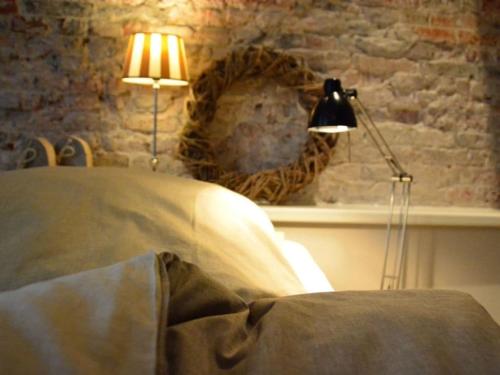 a bedroom with a bed with a lamp and a mirror at One-bedroom apartment in Ditzum