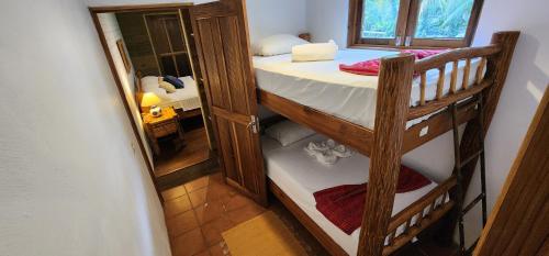 Ένα ή περισσότερα κρεβάτια σε δωμάτιο στο Casa Caribe Hotel