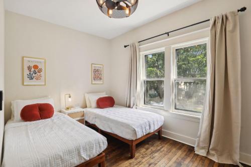 Postel nebo postele na pokoji v ubytování Urban Oasis by 5 Mins to Eat St, Downtown, & Convention Center