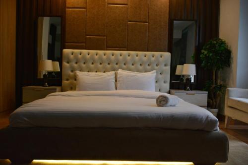 Ένα ή περισσότερα κρεβάτια σε δωμάτιο στο PentaSquare Executive Apartments