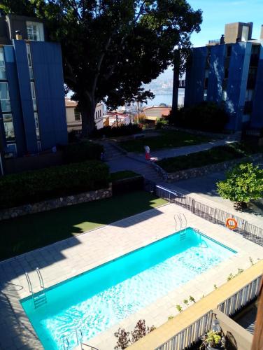 a swimming pool in the middle of a yard at Valparaíso Cerro Alegre Hermoso Duplex in Valparaíso