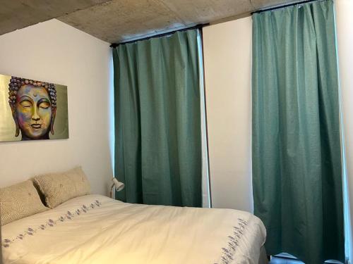 a bedroom with a bed and a window with green curtains at Valparaíso Cerro Alegre Hermoso Duplex in Valparaíso