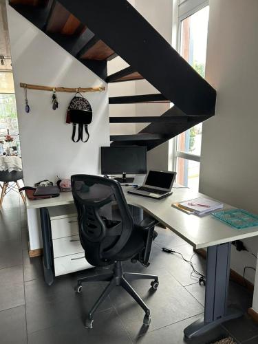 an office with a desk with a laptop and a chair at Valparaíso Cerro Alegre Hermoso Duplex in Valparaíso